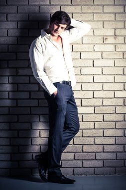 derin düşüncelere dalmış