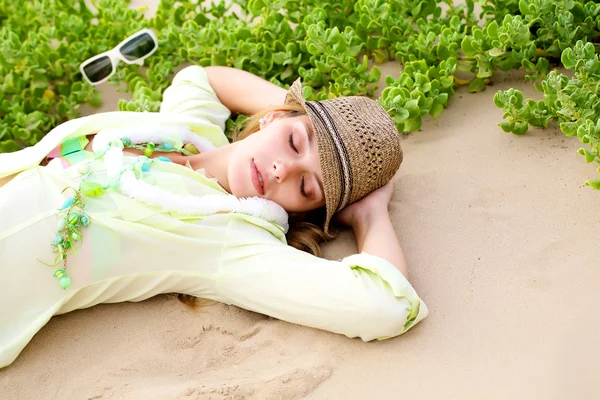 Gilr sdraiato sulla spiaggia — Foto Stock