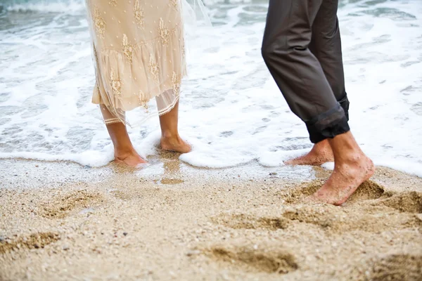 Nohy v písku. — Stock fotografie