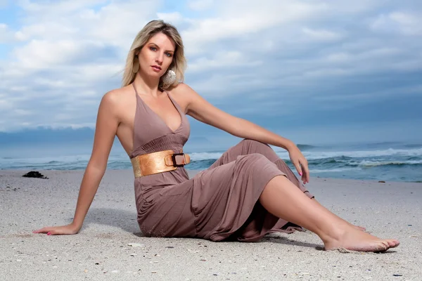 Mujer en la playa — Foto de Stock