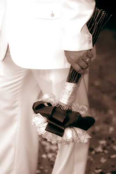 Brudgummen håller bukett — Stockfoto