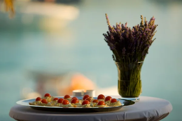 Lavendel und Fingersnacks — Stockfoto