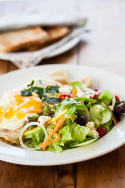 Doldurulmuş Krep ve salata