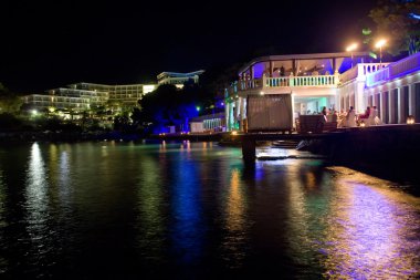 Su kenarındaki Restoran