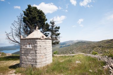 dağın tepesinde bir taş kulübe.