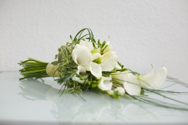 Cam masadaki çiçekler