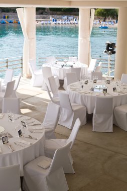 tablo üzerinde gözlük