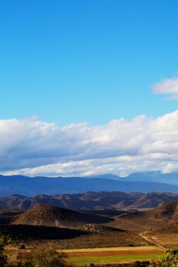dağ bulutlar altında
