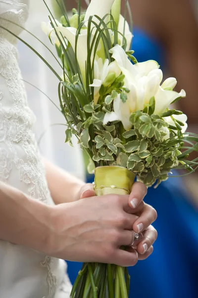 Bride holding flowers — Stock Photo, Image