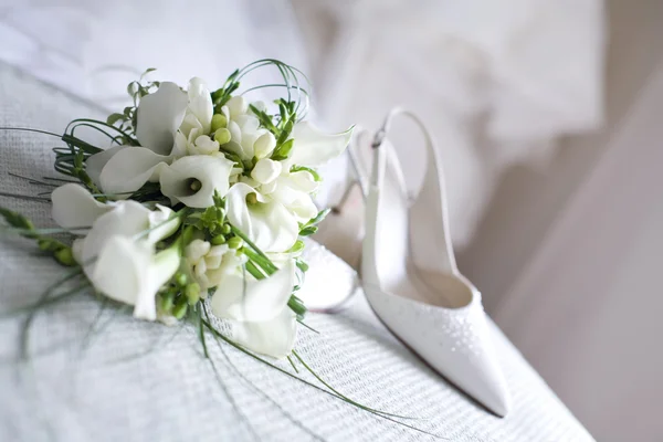 Wedding shoes and flowers — Stock Photo, Image