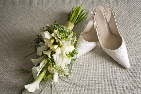 Obuwie ślubne i kwiaty — Zdjęcie stockowe