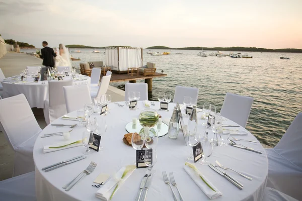 Wedding tables by the water — Zdjęcie stockowe