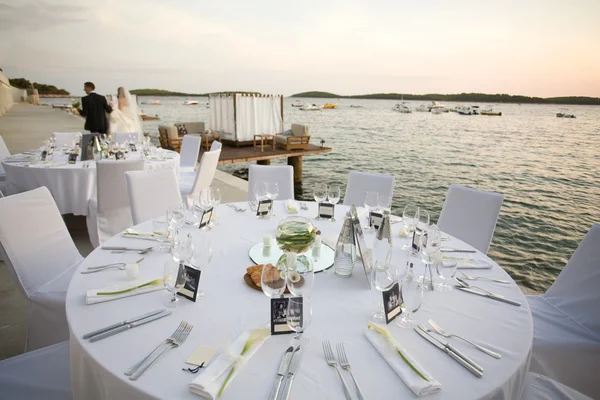 Mesas de boda junto al agua — Foto de Stock