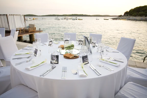 水によって結婚式テーブル — ストック写真