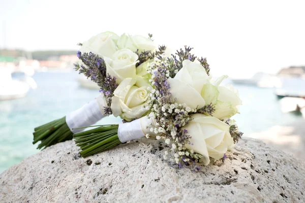 Bunches of roses on a rock — Stock Photo, Image