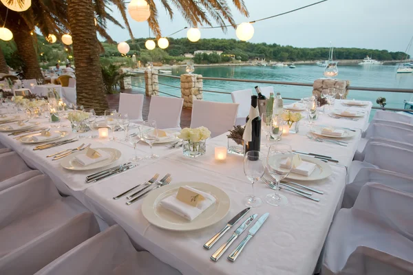 Tables by the waters edge — Stock Photo, Image