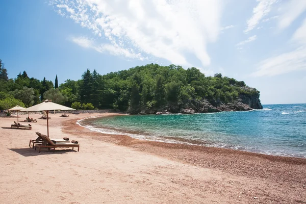 Paraplyer på stranden — Stockfoto