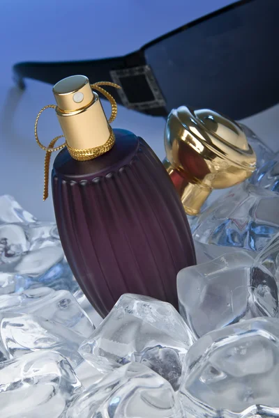 Parfum en glazen — Stockfoto