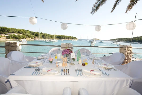 Tables by the waters edge — Stock Photo, Image