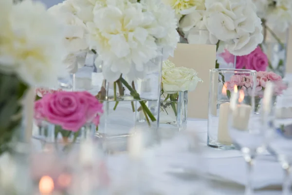 Rosa en un jarrón sobre una mesa — Foto de Stock