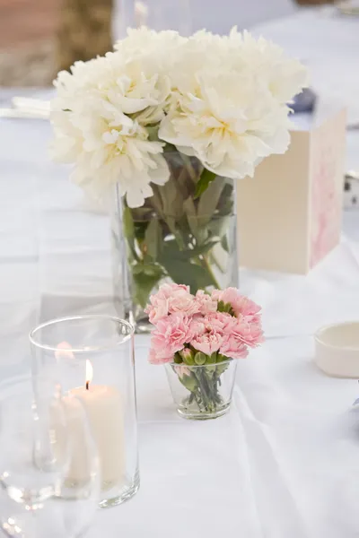 Rosas en un jarrón — Foto de Stock