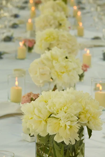 Rose dans un vase sur une table — Photo