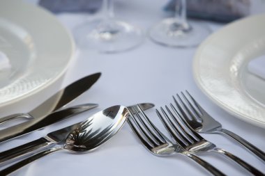 plaka bıçak ve çatal ile şarap bardakları