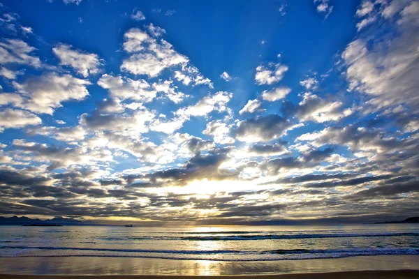 Soluppgång på stranden. — Stockfoto