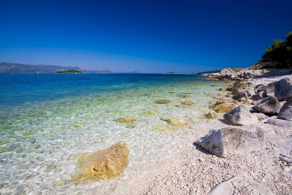 Praia de pedra branca bonita — Fotografia de Stock