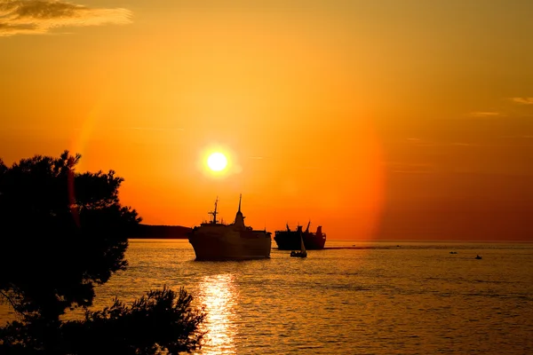 Schiff im Sonnenuntergang — Stockfoto