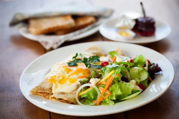 Crepes al formaggio e un'insalata fresca Foto Stock