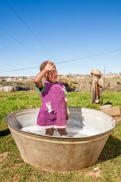 Menina na banheira de roupa — Fotografia de Stock