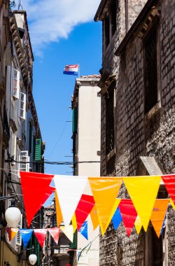 Dar sokaklarda renkli bayraklar