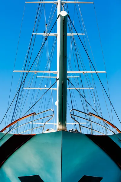 The bow and the halyards — Stock Photo, Image