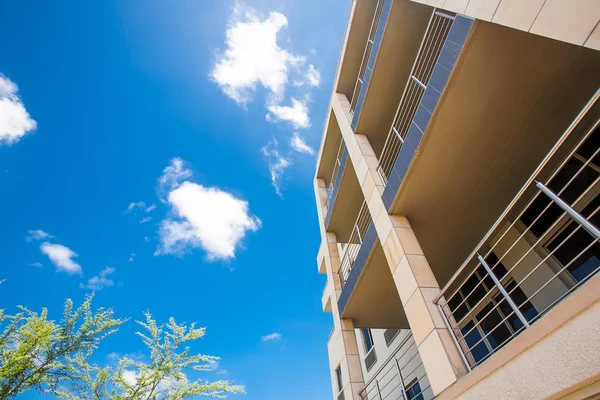 Bâtiment haut s'élevant dans le ciel — Photo