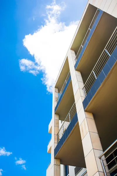 高建成达到天空 — 图库照片