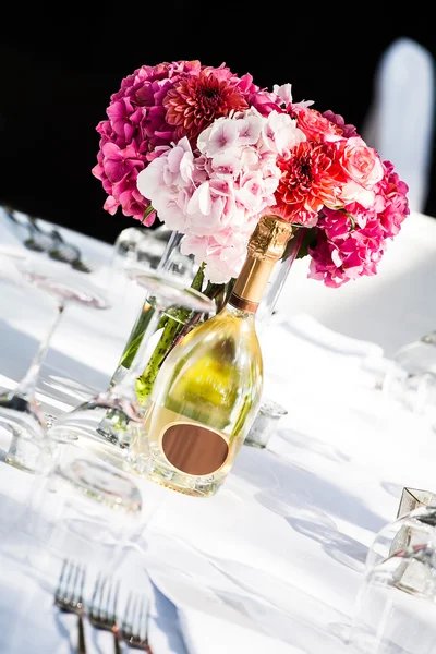 Blommor och champagne — Stockfoto