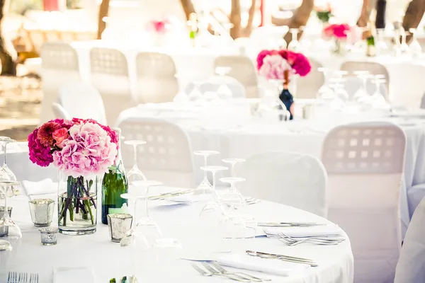 Flowered centerpieces on multiple settings — Stock Photo, Image