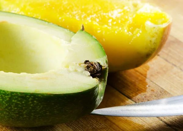 Mango and avocado — Stock Photo, Image