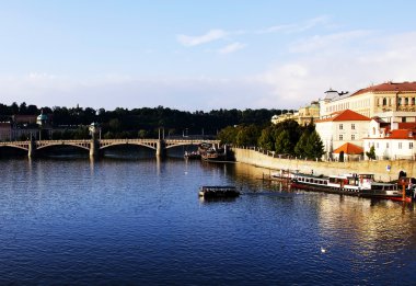 gün batımında vlatava Nehri.