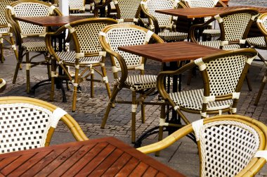 bir teras üzerinde boş koltukları.