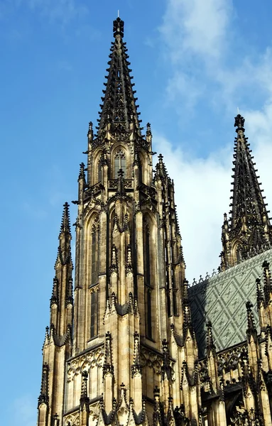 Torens van de St. Vituskathedraal in Praag, Tsjechië. — Stockfoto