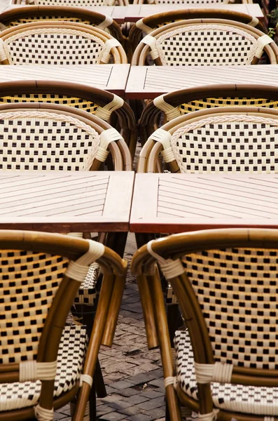 Terras met lege stoelen. — Stockfoto