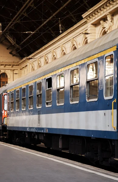 Passagierstreinen gestationeerd in Boedapest keleti railway station, Hongarije. — Stockfoto