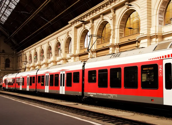 Treni passeggeri di stanza a Budapest Keleti, stazione ferroviaria, Ungheria . — Foto Stock