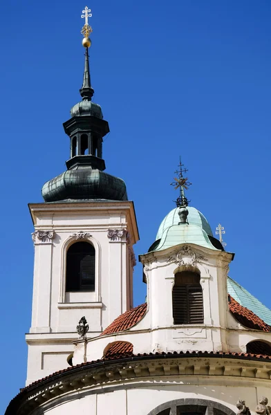 Torres de igreja católica de Praga . — Fotografia de Stock