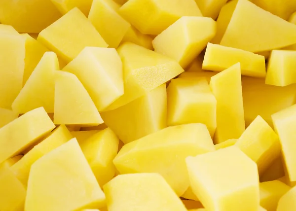 A sütéshez előkészített sárga kocka alakú burgonya. — Stock Fotó