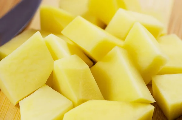 A sütéshez előkészített sárga kocka alakú burgonya. — Stock Fotó