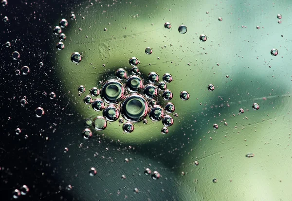 Gotas de óleo na água . — Fotografia de Stock