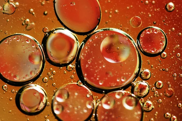 Gotas de óleo na água . — Fotografia de Stock